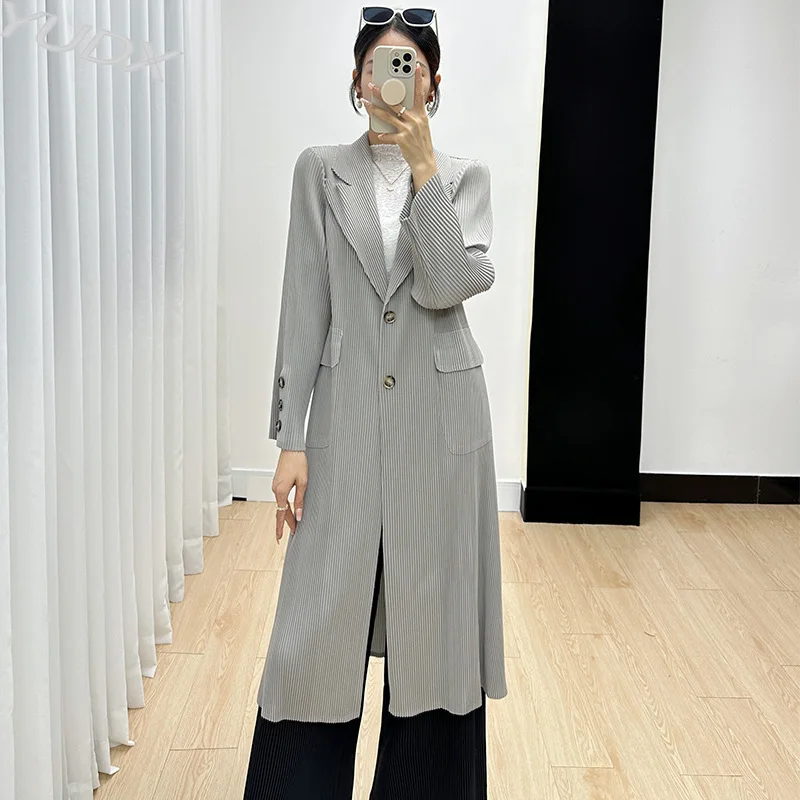 Miyake Дамски тренчкот 2023 Ранна есен Нова проста мода Еднореден деветминутен ръкав Висококачествено нагънато дълго палто0