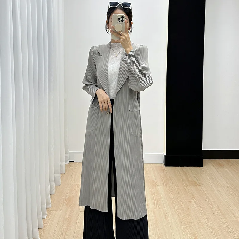 Miyake Дамски тренчкот 2023 Ранна есен Нова проста мода Еднореден деветминутен ръкав Висококачествено нагънато дълго палто1