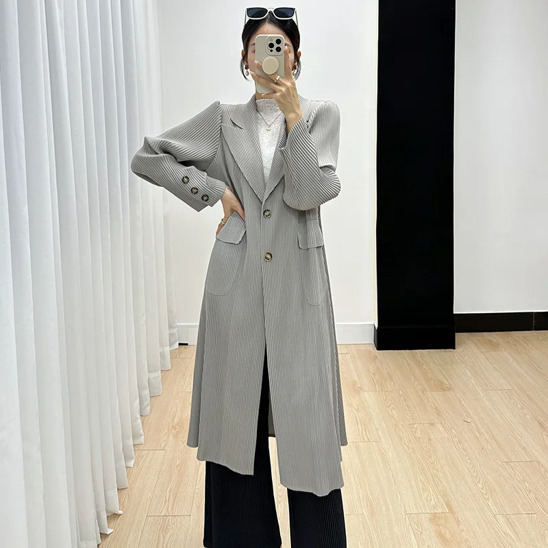Miyake Дамски тренчкот 2023 Ранна есен Нова проста мода Еднореден деветминутен ръкав Висококачествено нагънато дълго палто2