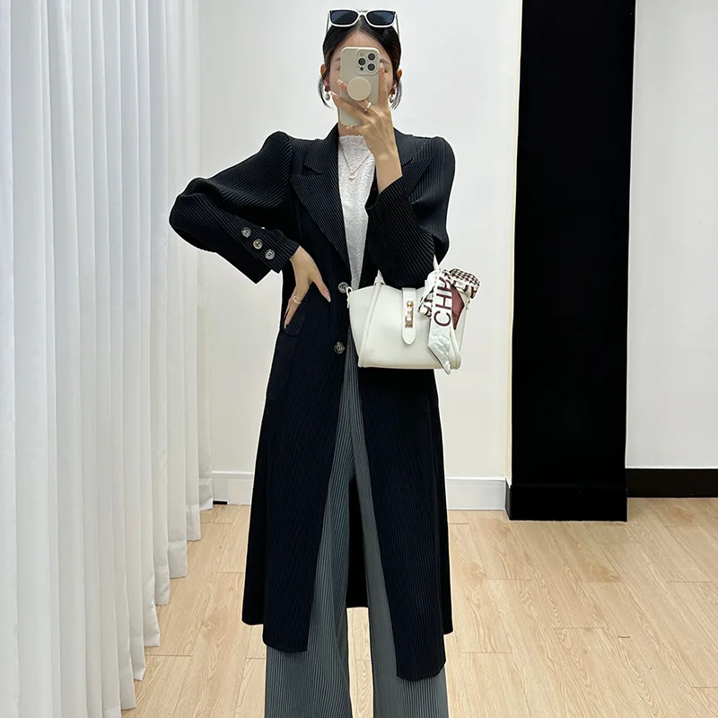 Miyake Дамски тренчкот 2023 Ранна есен Нова проста мода Еднореден деветминутен ръкав Висококачествено нагънато дълго палто3