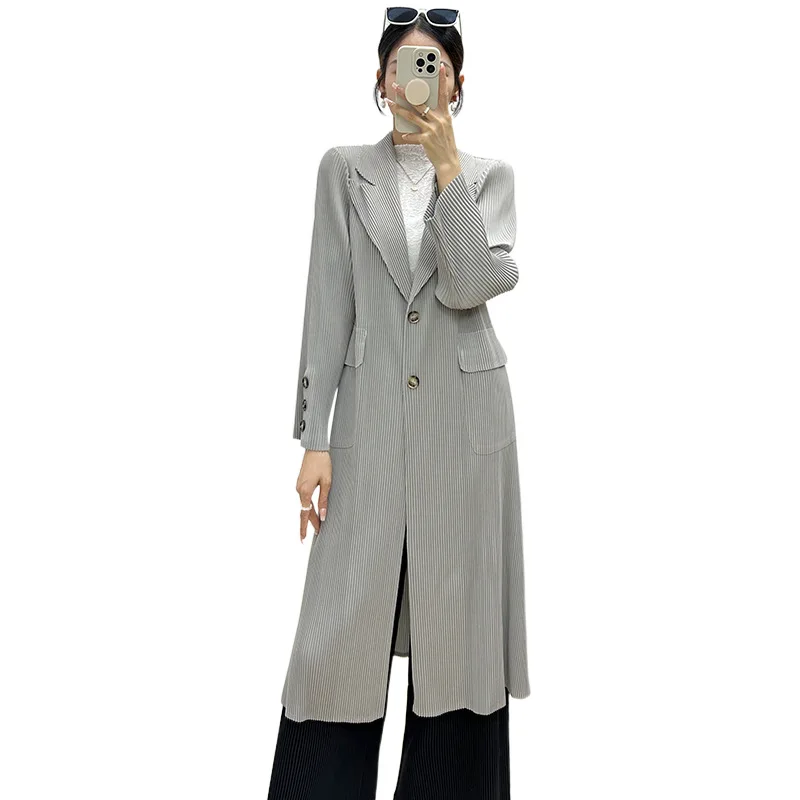 Miyake Дамски тренчкот 2023 Ранна есен Нова проста мода Еднореден деветминутен ръкав Висококачествено нагънато дълго палто4